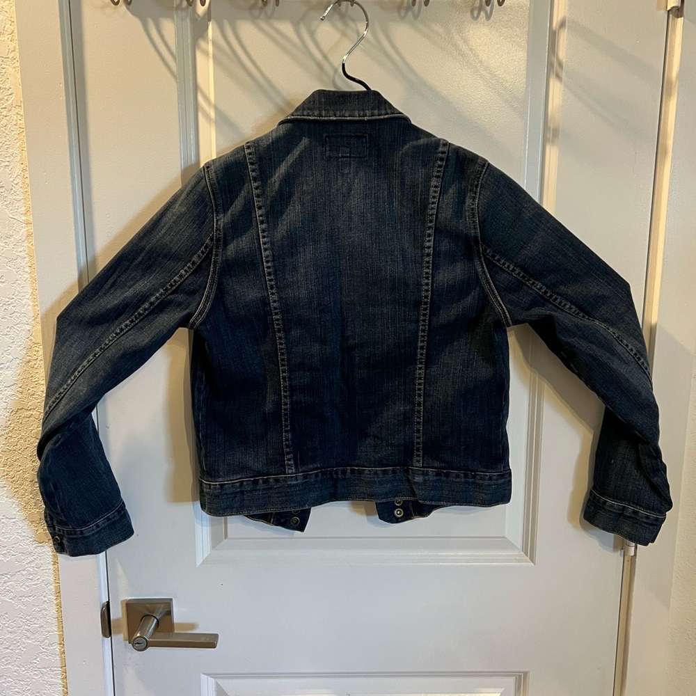 Women’s denim jacket, perfect for pairing with any outfit.